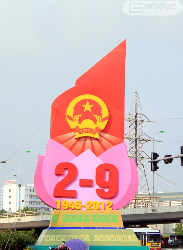 Ngày 2/9/1945, trên quảng trường Ba Đình lịch sử, chủ tịch Hồ Chí Minh đã đọc bản Tuyên ngôn độc lập khai sinh nước Việt Nam dân chủ cộng hòa, chính thức đưa đất nước và con người Việt Nam đến một cuộc sống mới, vận hội mới.